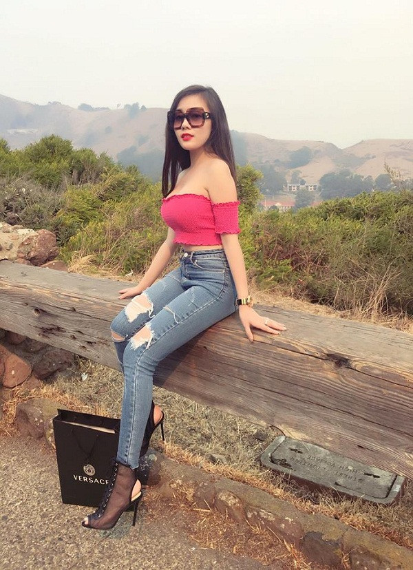 Lợi thế vòng 1 đẫy đà luôn được Hà My khoe triệt để qua những trang phục ôm sát. Cô còn cho thấy cuộc sống khá giàu sang, sung túc khi thường xuyên check-in ở những nơi sang chảnh, đi shopping, du lịch trong và ngoài nước... Ảnh: FBNV.