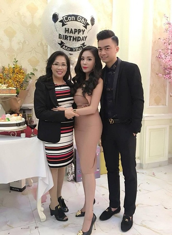 Cô bạn gái xinh đẹp cũng không quên bày tỏ cảm xúc: "Bắt đầu từ câu nói "Anh hay bay đi Pháp nhiều lắm, em làm cô giáo dạy tiếng Pháp cho anh nhé?" Gặp nhau là duyên số, bên nhau là định mệnh. Từ ngày yêu anh ngày nào anh cũng dành cho em biết bao sự ấm áp và ngọt ngào, từng ánh mắt, từng nụ cười, từng cái nắm tay, từng cái ôm thật chặt, từng cử chỉ quan tâm em nhẹ nhàng... Yêu anh, chàng phi công của vợ".