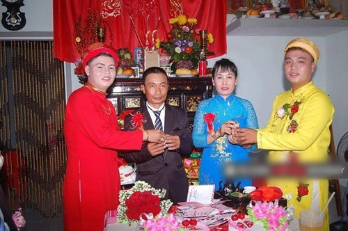 Mới đây, loạt ảnh ghi lại đám cưới của một cặp đồng tính nam rạng rỡ tay trong tay trong ngày hạnh phúc sau khi được chia sẻ trên một trang Fanpage có đông thành viên đã thu hút gần 4 nghìn lượt cảm xúc và 700 bình luận khác nhau.