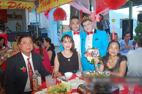 "Tình yêu thì không có sai hoặc đúng, chỉ cần trái tim rung động. Chúc mừng 2 chàng trai trẻ về một nhà với nhau! Việc của chúng ta là chúc phúc cho họ, cho những người dám sống đúng, sống thật với tình yêu của chính mình, nhỉ?", admin trang Fanpage chia sẻ loạt ảnh này viết. Ảnh: Ngọc Smile/FB Hóng.
