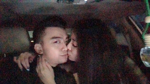 Sau một thời gian gây chú ý khi chia sẻ với truyền thông về ngã rẽ ít ai ngờ của mình, "diễn viên nhí" Hà Duy mới đây lại khiến nhiều người nhắc tới mình khi công khai đăng bức ảnh khóa môi bạn gái ngọt ngào, kèm theo đó là dòng cảm xúc: "Mùa đông không lạnh".