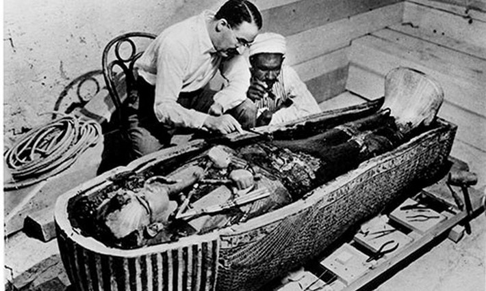 Vì vậy, nhiều chuyên gia đồng tình rằng, Tutankhamun gặp một tai nạn xe ngựa nghiêm trọng khiến phần đùi bị tổn thương. Do không được điều trị đúng đắn, Tutankhamun băng hà do vết thương ở đùi bị nhiễm trùng.