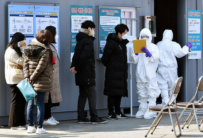 Các nghi thức trong giáo phái Shincheonji được cho làm lây nhiễm virus SARS-CoV-2 nhanh chóng hơn vì các thành viên phải quỳ cách nhau 10 cm và nắm tay nhau.