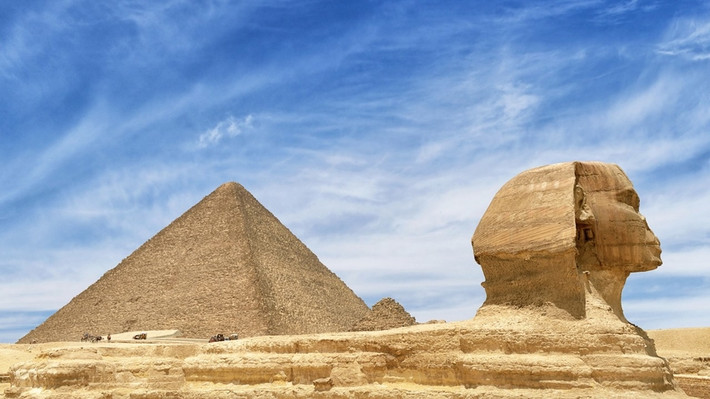 Trong đó, nhà khảo cổ học Mark Lehner nổi tiếng với quan điểm cho rằng quần thể kim tự tháp Giza và tượng Nhân sư tạo thành một công trình linh thiêng.