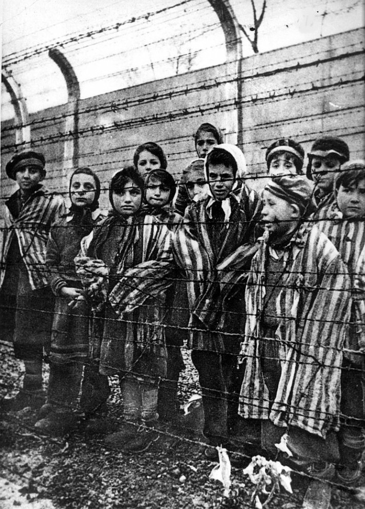 Sau 30 năm chạy trốn, vào ngày 7/2/1979, Mengele chết trên bãi biển tại Bertioga, Embu, Braxin vì bị một cơn đột quỵ khi bơi lội trên biển. video: Tiếp tục truy tìm tội phạm chiến tranh thời phát xít Đức (nguồn: VCT14)