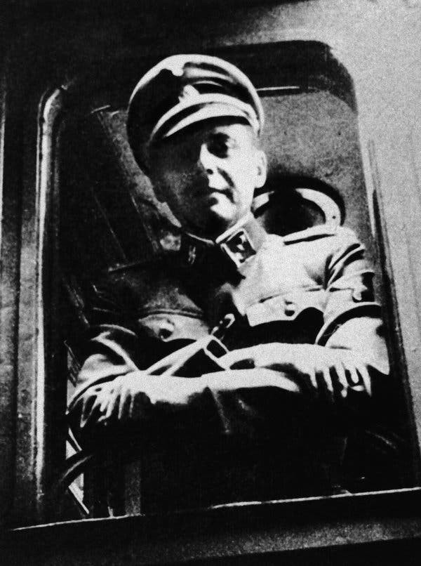 Thoạt đầu, bác sĩ Mengele gây ấn tượng với tù nhân, đặc biệt là trẻ em với gương mặt mỉm cười thân thiện và cho chúng kẹo. Thế nhưng, không lâu sau, bác sĩ Mengele nhìn những đứa trẻ trong trại tập trung Auschwitz bằng đôi mắt sắc lạnh.