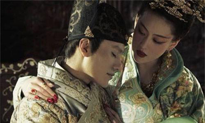 Tương truyền, Cao Bồ Tát không phải là thái giám thật sự. Người này có ngoại hình khôi ngô tuấn tú và miệng lưỡi ngon ngọt, dễ lấy lòng người khác.