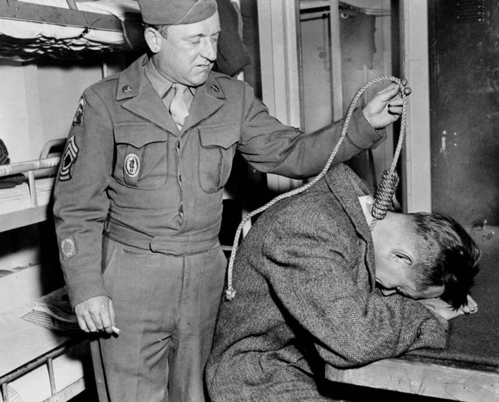 John C. Woods là một trong những người làm công việc hành quyết các quan chức phát xít Đức.