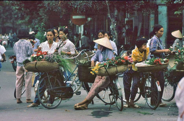 Những gánh hàng rong bán hoa tươi.