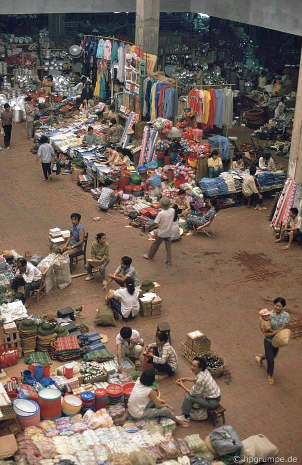 Bên trong chợ Đồng Xuân. Trải qua hơn 100 năm, đây vẫn là khu chợ lớn nhất của Hà Nội, và là điểm thu hút khách du lịch nước ngoài.