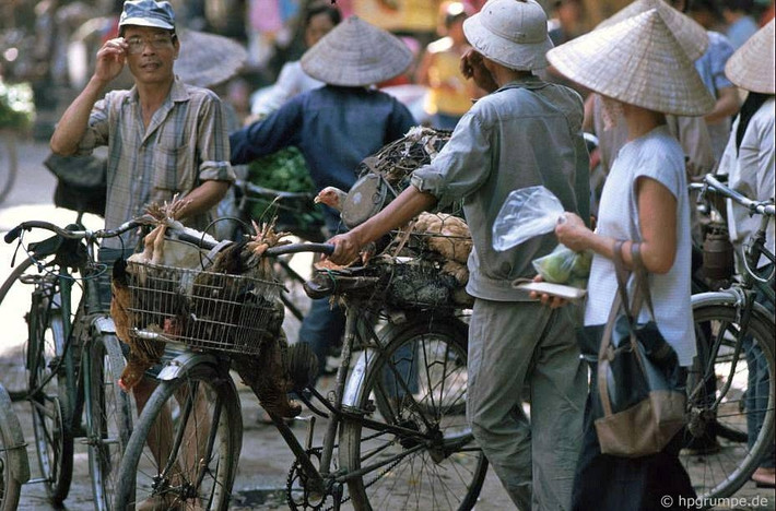 Chợ cóc những năm 1991 rất phổ biến ở Hà Nội. Người ta có thể mang đủ thứ ra chợ bán rong, từ gia cầm gà vịt tới hoa quả, thịt cá.