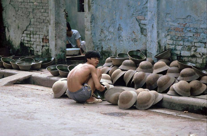 Một xưởng làm mũ cối, loại mũ phổ biến với cánh mày râu những năm đầu thập niên 90.