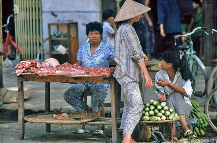 Thịt lợn được bày bán trên chiếc bàn gỗ.