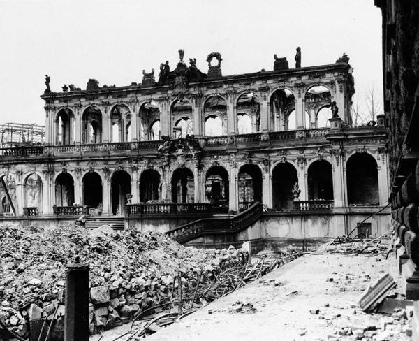 Gần 3 tháng sau khi Dresden chìm trong "biển lửa", Hitler tự sát trong hầm ngầm và phát xít Đức đầu hàng quân đồng minh. Theo đó, Chiến tranh thế giới 2 kết thúc với thắng lợi thuộc về quân đồng minh. video: Hitler còn sống sau Thế chiến 2? (nguồn: VTC14)