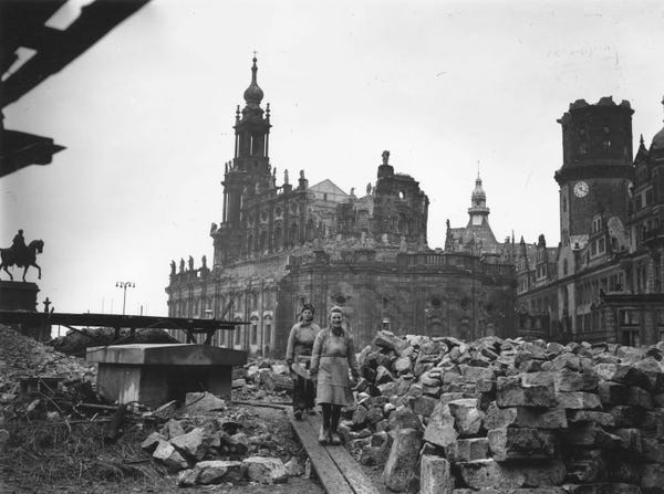 Nhiều người không khỏi tò mò vì sao quân đồng minh đánh bom thành phố Dresden dữ dội đến vậy khiến không chỉ binh sĩ Đức quốc xã mà còn có hàng ngàn dân thường bỏ mạng.