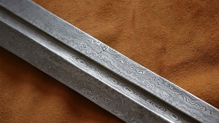 Người thợ rèn này mắc nợ chủ nợ một số tiền không nhỏ. Chính vì vậy, người này quyết định làm ra một thanh kiếm "độc, dị" để dâng lên chủ nợ.