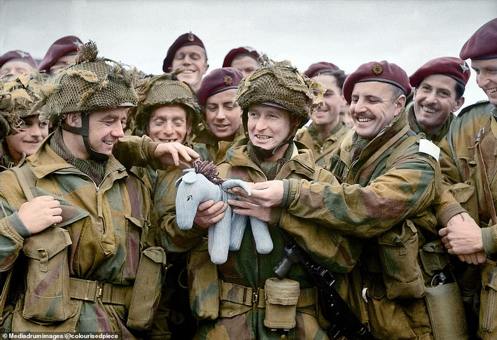 Lính nhảy dù của Vương quốc Anh cầm trên tay linh vật "Pegasus" tại Harwell tháng 6/1944.