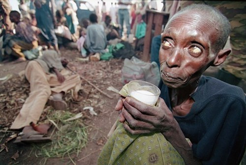 Jean-Marc Bouju chụp bức ảnh hé lộ sự thật gây sốc tại trạm y tế tạm thời ở Ruhango, Rwanda năm 1994. Đây là nơi hàng ngàn người tị nạn sống khi xảy ra cuộc chiến giữa quân đội chính phủ và phiến quân Rwanda. Mỗi ngày, khoảng 20 - 25 người ở Rwanda chết vì bệnh tật và thiếu thức ăn.
