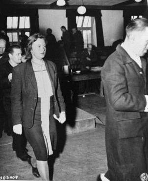 Chính vì vậy, không lâu sau chính phủ Tây Đức bắt giữ lại Ilse Koch và đưa ra xét xử về những tội ác đã gây ra tại Buchenwald. Lần này, ả cũng bị kết án tù chung thân. Vào năm 1967, Ilse Koch treo cổ khi đang thụ án trong nhà tù ở Aichach, Đức. video: Tiếp tục truy tìm tội phạm chiến tranh thời phát xít Đức (nguồn: VTC14)