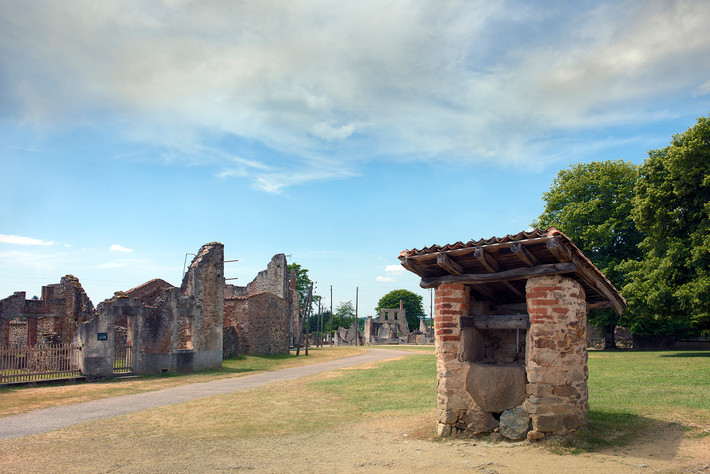 Theo đó, thị trấn Oradour-sur-Glane không còn một bóng người và trở thành thị trấn "ma" vắng lặng rợn người.