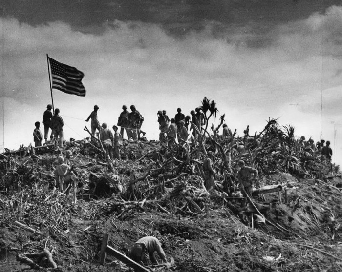 Dù Iwo Jima chỉ có diện tích 21 km2 nhưng quân đội Mỹ gặp nhiều khó khăn trong việc chiếm được toàn bộ đảo bởi quân đội Nhật đào nhiều đường hầm quanh các ngọn đồi khiến cuộc chiến trở nên khó khăn hơn.