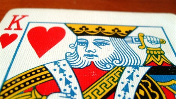 Tất cả chỉ là giả thuyết. Đến nay, giới chuyên gia vẫn chưa tìm ra lời giải chính xác về chi tiết thanh kiếm cắm vào đầu nhà vua trên lá bài K cơ. video: Tái hiện trận chiến lịch sử của hoàng đế Napoleon (nguồn: VCT14)