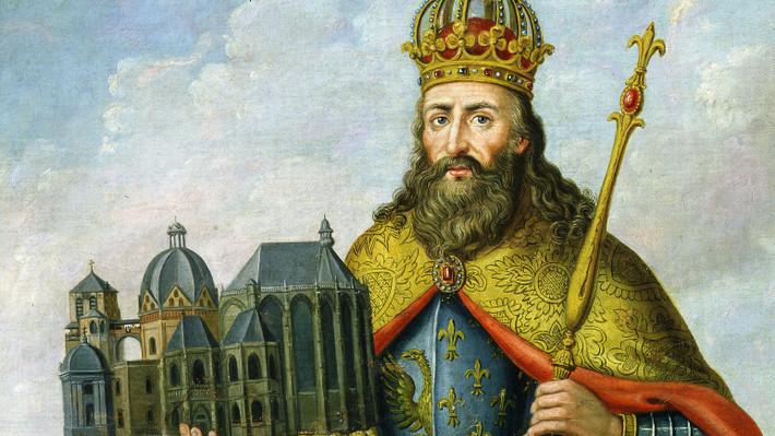 Trên bảng khắc hình tượng vua Charlemagne đầu tiên bằng gỗ, người thợ vô tình làm chiếc đục sượt qua môi trên khiến bộ ria của nhà vua bị mất. Theo đó, lá bài K cơ khắc họa vua Charlemagne không có ria.