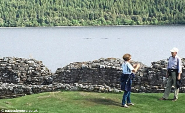 Một bóng đen dài trên mặt hồ Loch Ness được cho là quái vật huyền thoại mà con người đang "điên cuồng" tìm kiếm.