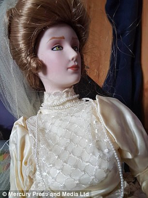 Với mong muốn gia đình không còn gặp chuyện chẳng lành, bà Merrick quyết định rao bán con búp bê rùng rợn trên eBay. Bà cho hay nếu không bán được thì sẽ đem nó đi làm từ thiện.