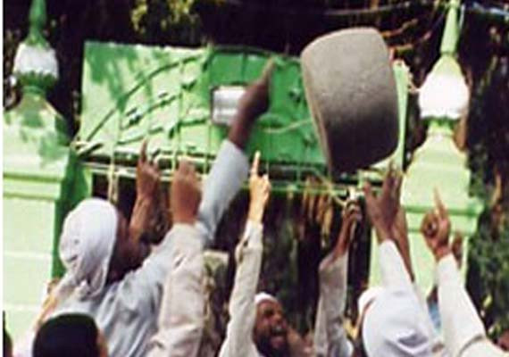 Đền thờ Qamar Ali Darvesh, một vị thánh theo đạo Hồi giáo Sufi (Tên khác: Hồi giáo Mật tông) nằm ở làng Shivapur, miền Tây Ấn Độ hấp dẫn du khách trong và ngoài nước khi lưu giữ một hòn đá "thánh" có niên đại hơn 700 năm tuổi.
