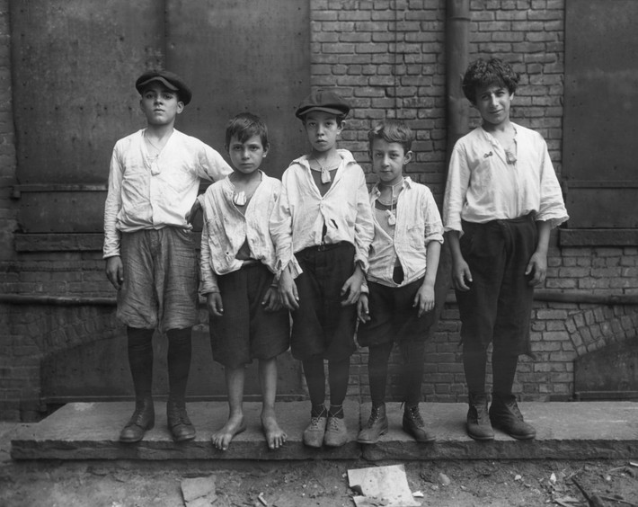 Đại dịch cúm Tây Ban Nha diễn ra từ năm 1918 - 1919 được đánh giá là dịch cúm tồi tệ nhất trong lịch sử khi khiến 1/3 dân số thế giới (tức khoảng 500 triệu người) nhiễm bệnh. Trong đó, khoảng 50 triệu người tử vong. Trong ảnh là những bé trai đeo trên cổ một túi nhỏ chứa long não bên trong để phòng chống dịch cúm.