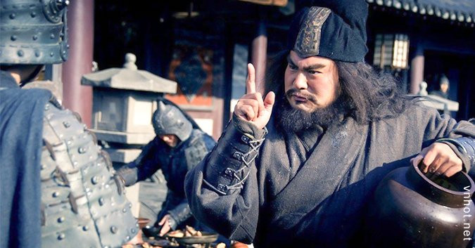 Không dừng lại ở đó, Trương Phi còn có hành động lỗ mãng nhặt thủ cấp của Chu Thiện rồi ném xuống trước mặt Tôn phu nhân. Tôn phu nhân không khỏi kinh hãi và hỏi Trương Phi sao có hành động vô lễ như vậy.