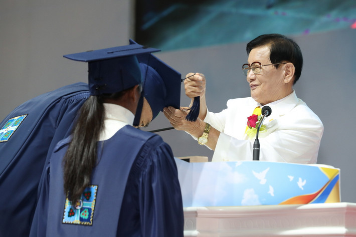 Trong đó, giáo chủ giáo phái nói rằng dịch bệnh này là do ác quỷ gây ra để ngăn chặn sự phát triển của Tân Thiên Địa. Ông kêu gọi tín đồ tuân theo chỉ đạo từ các cơ quan chính phủ và tránh tụ họp. video: Vì sao virus Corona được đặt tên mới SARS-CoV-2? (nguồn: VTC Now)