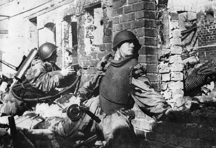 Sau khi bất ngờ tấn công xâm lược Liên Xô vào tháng 6/1941, phát xít Đức triển khai quân tiến đánh Stalingrad từ ngày 23/8/1942. Trùm phát xít Hitler muốn giành chiến thắng trong trận Stalingrad nổi tiếng Thế chiến 2 nhằm làm bàn đạp chiếm đóng toàn bộ Liên Xô cũng như củng cố sườn phía Đông của quân đội đế chế thứ 3.