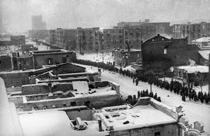 Trong khi phát xít Đức cố gắng chiếm được thành phố Stalingrad thì quân và dân Liên Xô dũng cảm, kiên cường chiến đấu chống lại đội quân xâm lược, bảo vệ quê hương.