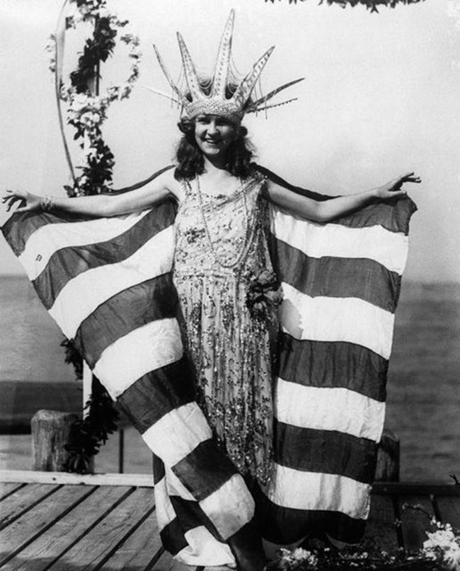 Margaret Gorman trở thành Hoa hậu Mỹ đầu tiên trong lịch sử. Cô đăng quang năm 1921.