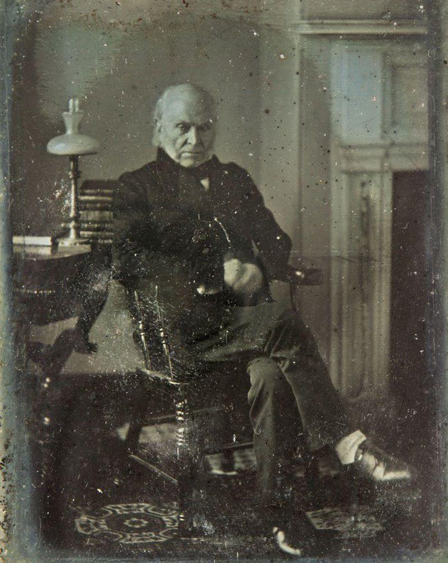 Bức ảnh đầu tiên chụp Tổng thống Mỹ. Người ghi tên mình vào kỷ lục này là John Quincy Adams. Bức ảnh được chụp vào năm 1843.