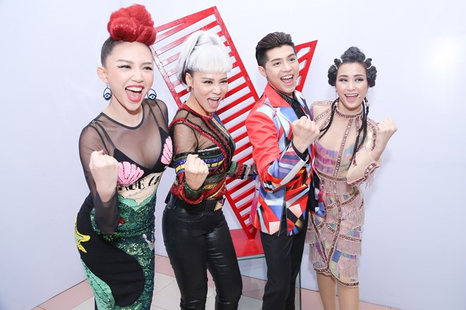 Bên cạnh tranh cãi, dàn huấn luyện viên năm nay cũng khiến nhiều khán giả tò mò. Tập 1 The Voice – Giọng hát Việt 2017 lên sóng lúc 21h Chủ nhật (12/2) trên kênh VTV.