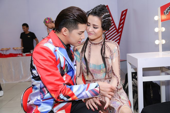 Khi ngồi chung ghế nóng tại The Voice Kids, Noo và Đông Nhi từng thừa nhận họ xảy ra mâu thuẫn và giận nhau. Do đó lần này, hai ca sĩ cũng hứa hẹn sẽ có những màn tranh cãi nảy lửa để giành giật thí sinh ưng ý về đội của mình.