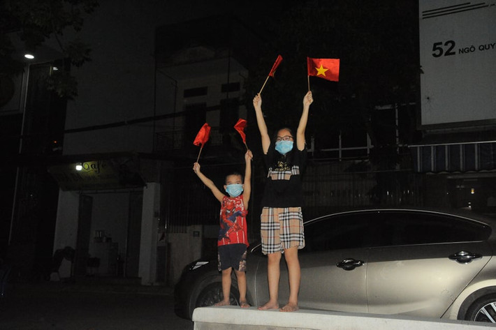 Những em nhỏ vui mừng vì ngày mai có thể đến trường.