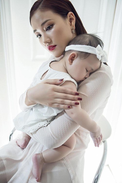 Maya và con gái cưng hơn 7 tháng tuổi vừa thực hiện một bộ ảnh ấn tượng, ý nghĩa. Đây là lần đầu tiên, nữ ca sĩ tiết lộ hình ảnh con trước công chúng.
