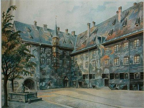 1. Bức họa “Khoảng sân trong ở phủ thống sứ cũ tại Munich” (1913): Những tòa thánh đường cổ kính, nhà thờ trang nghiêm, cảnh nông thôn thanh bình và phong cảnh bên bờ biển dịu dàng… được phác họa lên từ những nét cọ mềm mại cùng màu nước vẽ tươi sáng là những họa phẩm đầu tay của họa sĩ nghèo người Đức Adolf Hitler.