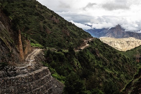Trong nhiều thế kỷ, thung lũng sông Kali Gandaki là con đường duy nhất để ra vào Mustang, nó đã từng là tuyến đường quan trọng trong việc buôn bán muối, ngũ cốc, các loại gia vị thịt khô và hàng hóa khác giữa Tây Tạng, Trung Quốc và Ấn Độ.