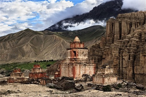 Tháp Chortens còn sót lại ở thung lũng.