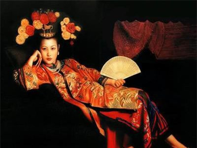 3. Lữ Hậu: Lữ hậu hay còn gọi Lã hậu (241-180 TCN) là hoàng hậu đầu tiên của nhà Hán. Bà là vợ của Hán Cao Tổ Lưu Bang. Lữ hậu được đánh giá là một mẫu nghi thiên hạ vô cùng lạnh lùng, độc ác. Lữ hậu đã có công rất lớn trong việc giúp Lưu Bang xây dựng cơ đồ. Sau khi Hán Cao Tổ Lưu Bang qua đời, bà đã nắm quyền cai trị đất nước cho đến khi qua đời vào năm 180 trước công nguyên.