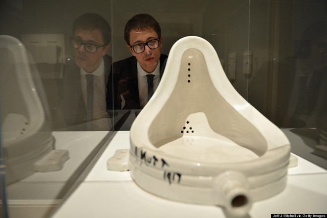 Họa sĩ đi vào lịch sử nghệ thuật khi đưa chiếc bồn tiểu vào triển lãm: Marcel Duchamp (1887-1968). Năm 1917, Marcel Duchamp lấy một chiếc bồn tiểu bằng sứ rồi lật ngược lại, đặt tên là “Vòi phun” (Fountain), ký lên đó tên “R. Mutt” và trưng bày tại triển lãm ở New York. Bồn tiểu là đồ vật sản xuất hàng loạt, với công dụng sẵn có, trong khi lâu nay nghệ thuật thường được xem là tác phẩm độc bản của nghệ sĩ. Với “Vòi phun”, Duchamp biến một món đồ hàng loạt bằng tên gọi mới, góc nhìn mới. Bằng tác phẩm này, Duchamp đề cao ý tưởng, sự sáng tạo của họa sĩ, đặt nền tảng cho sự phát triển theo hướng ý niệm của nghệ thuật thế kỷ XX.