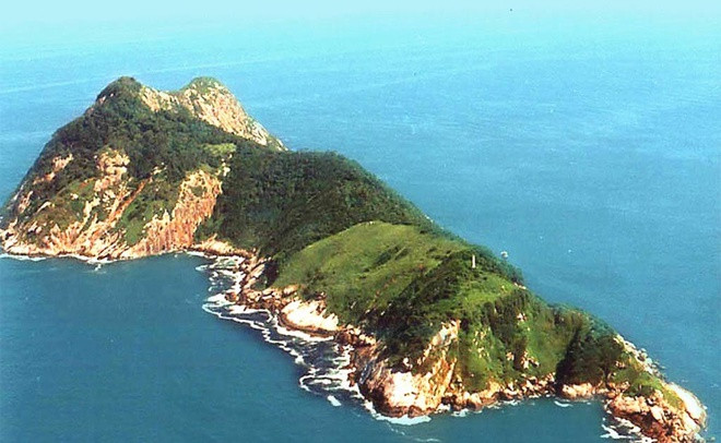 Ilha da Queimada Grande, còn được gọi là đảo rắn, là nơi sinh sống của hơn 400.000 con rắn độc. Hòn đảo chịu sự quản lý của bang São Paulo, Brazil. Nơi đây được mệnh danh là nơi nguy hiểm nhất trên thế giới với mật độ trung bình một con rắn trên 1 m2.