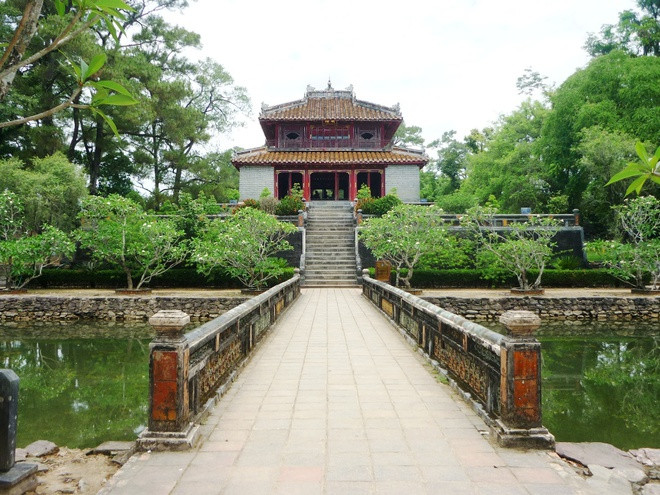 Sau 20 năm làm vua Đại Nam, vua Minh Mạng qua đời năm 1840, ông được an táng tại Hiếu Lăng (Lăng Minh Mạng), nằm trên núi Cẩm Khê, gần ngã ba Bằng Lãng cách kinh thành Huế khoảng 12 km. Các nhà sử học ngày nay đều đánh giá Minh Mạng là ông vua giỏi, chuyên tâm trị nước.