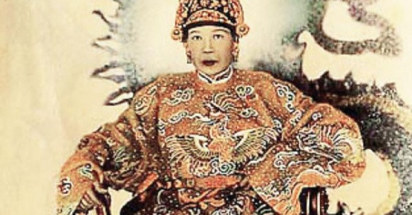 Theo sách “Chín đời chúa, mười ba đời vua triều Nguyễn”, đa số cung tần, mỹ nữ trong hoàng cung triều Nguyễn là người Nam Bộ. Họ phần lớn là con quan đại thần được tiến cung. Viên quan nào có phẩm trật cao, con gái vào cung sẽ được ban phẩm trật cao và ngược lại.