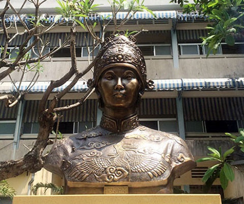 Theo sách “Chín đời chúa mười ba đời vua triều Nguyễn”, trong số hàng trăm bà hoàng triều Nguyễn, Nghi Thiên Chương Hoàng hậu Phạm Thị Hằng (Đức Từ Dụ) được kính trọng nhất.